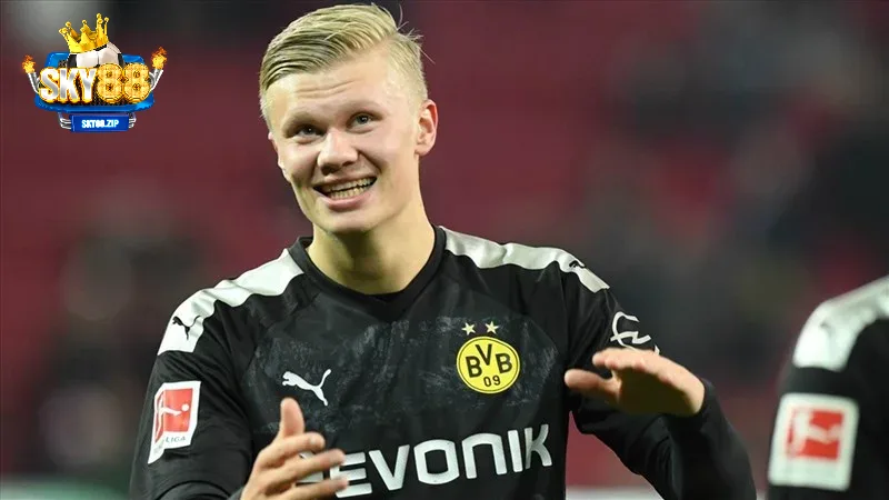 Erling Haaland (Borussia Dortmund) tài không đợi tuổi